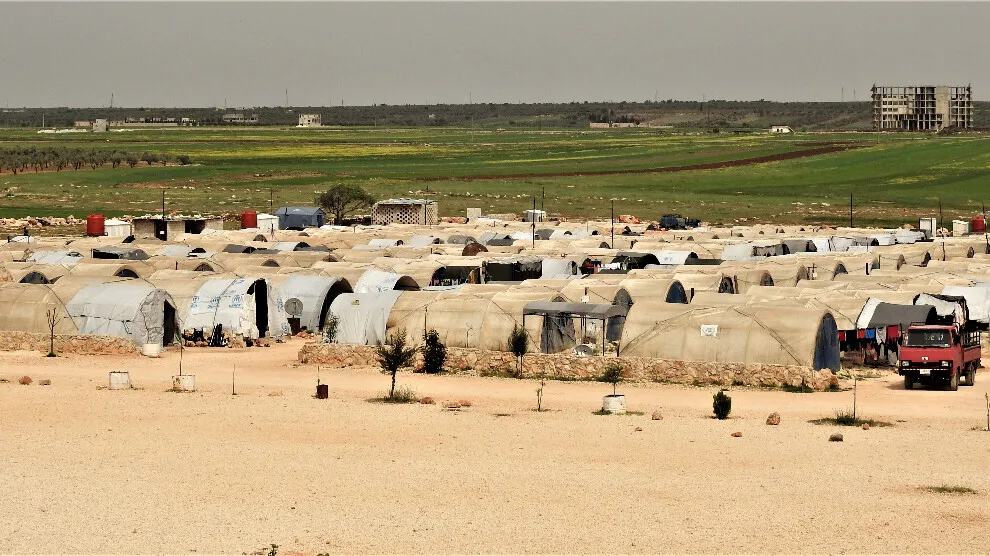 سياسي كردي: أبناء عفرين في مخيمات "معسكرات الشهباء" بريف حلب يعاملون كـ "أسرى"