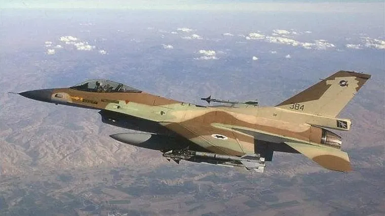 بعد سقوط صاروخين جنوب الجولان.. "إسرائيل" تُعلن شن هجوم على "بنية تحتية إرهابية" في سوريا 
