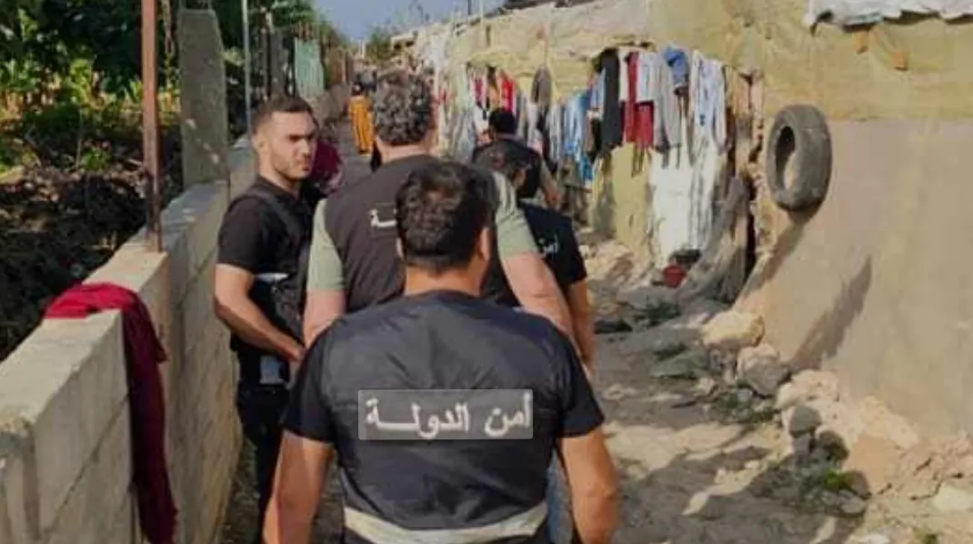 قالت إنه مخالف .. قوات الأمن اللبنانية تزيل مخيم لسوريين بني حديثاً في مدينة صور