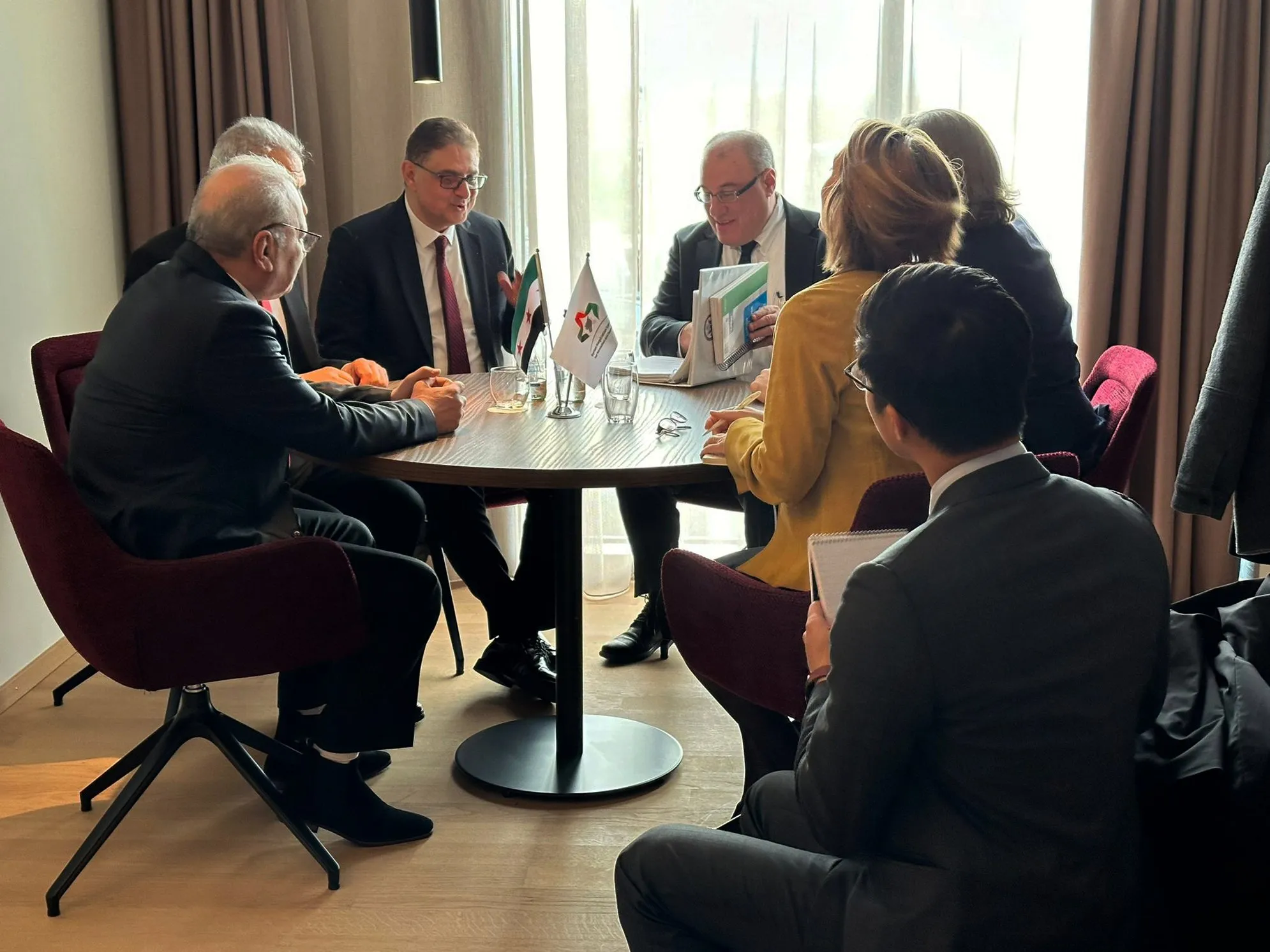 وفد "هيئة التفاوض" يُجري لقاءات مع بيدرسون ومبعوثي الدول الغربية في جنيف