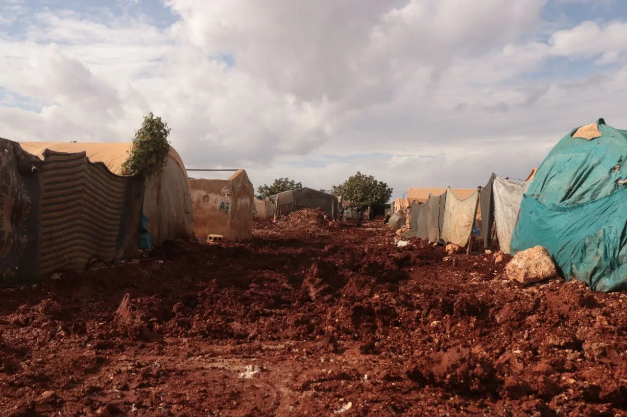 "استجابة سوريا": الأمطار كشفت الخلل الكبير في تنفيذ المشاريع من قبل المنظمات داخل المخيمات 
