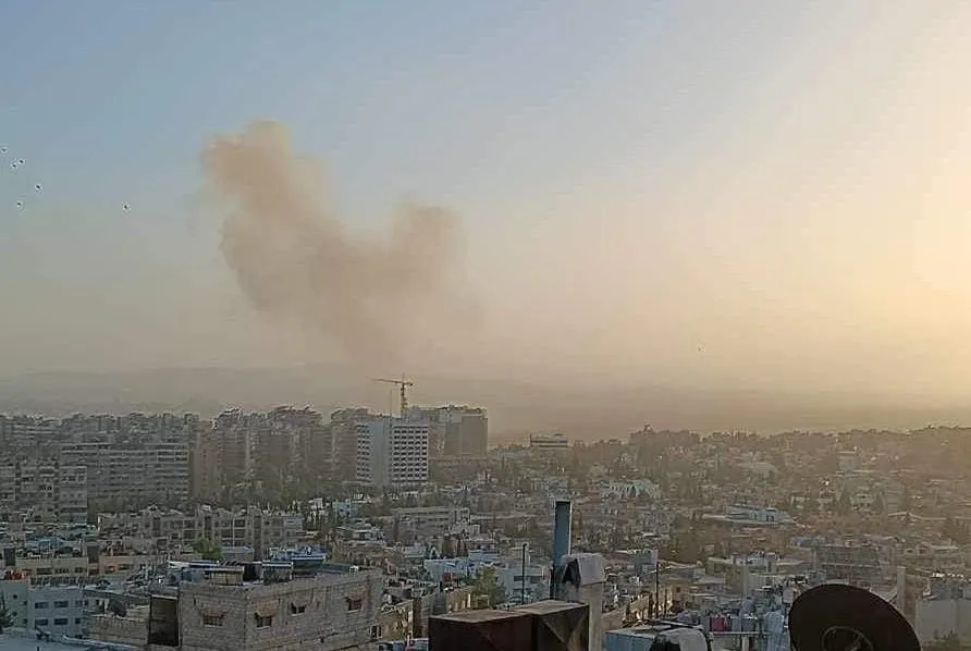 "إسرائيل" تجدد قصف مطار دمشق بعد ساعات من إعلان عودته للخدمة