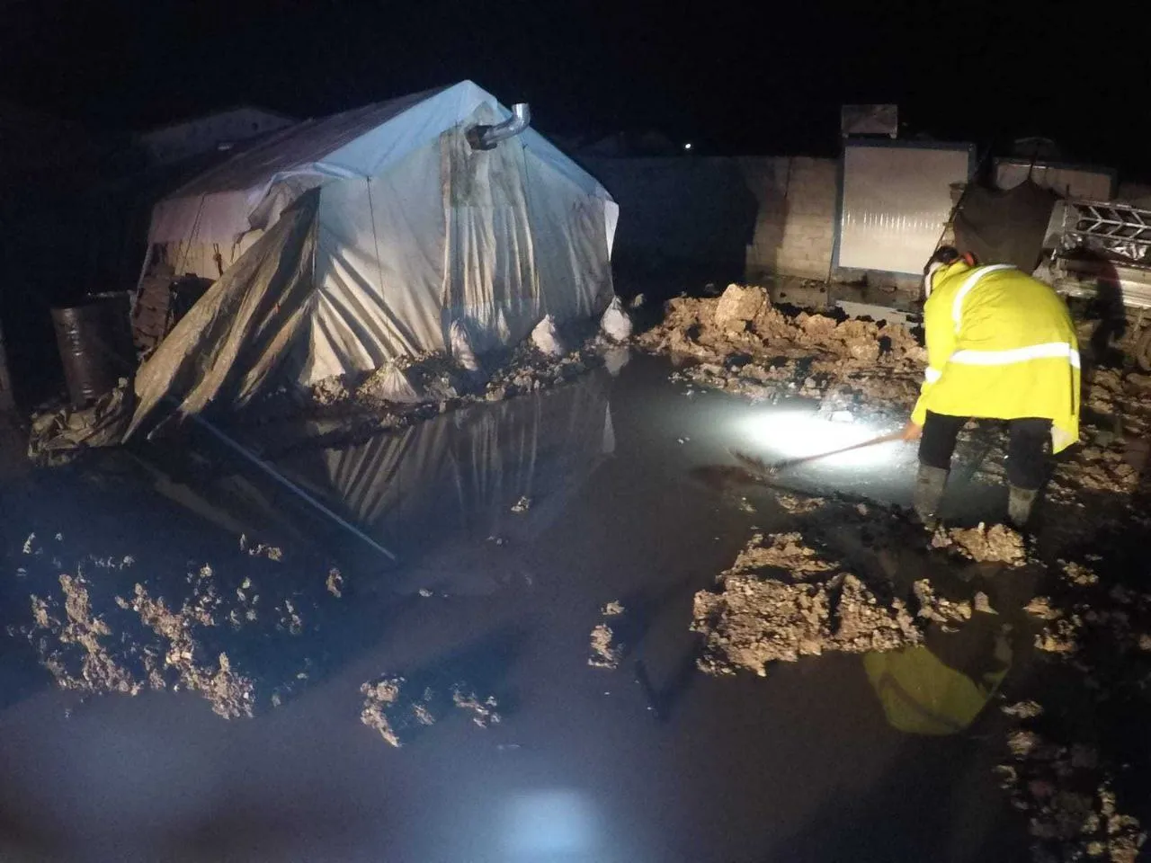 تضرر 22 مخيماً للنازحين جراء عاصفة مطرية متوسطة الشدة ضربت شمال غرب سوريا 