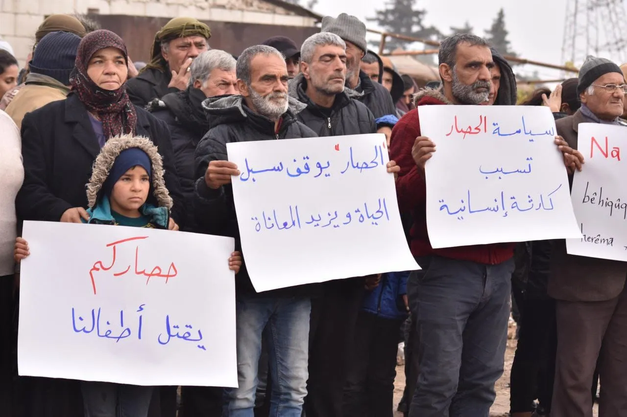 أهالي منطقة "الشهباء" يتظاهرون أمام حاجز للنظام وينددون بالحصار المفروض عليهم شمالي حلب