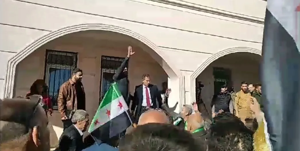الشرطة تقمع تظاهرة تطالب بوقف الفساد واستقالة "المؤقتة" وتعتقل نشطاء في الراعي شمال حلب