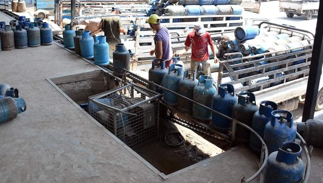 "العقوبات تمنع صيانة الأسطوانات التالفة".. النظام يجدد تبريرات لأزمة الغاز المنزلي
