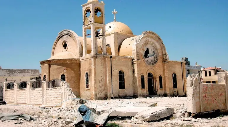 صورة كنيسة دمرتها طائرات الأسد في سوريا
