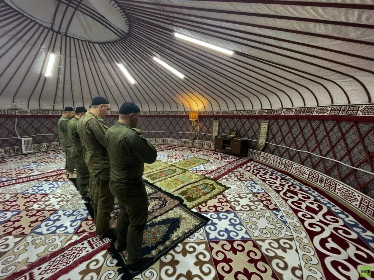 صورة تظهر المصلى الذي افتتحته القوات الروسية في قاعدة حميميم
