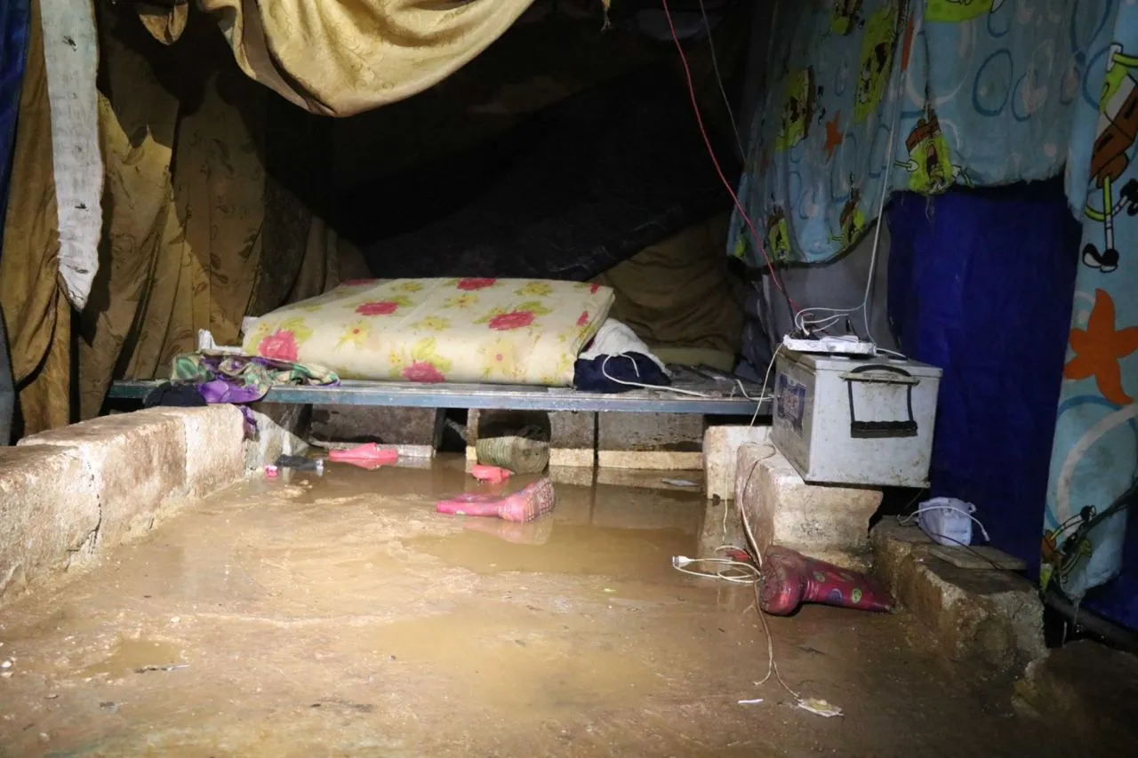 صورة لخيمة عائلة نازحة في الشمال السوري بعد دخول الأمطار إليها