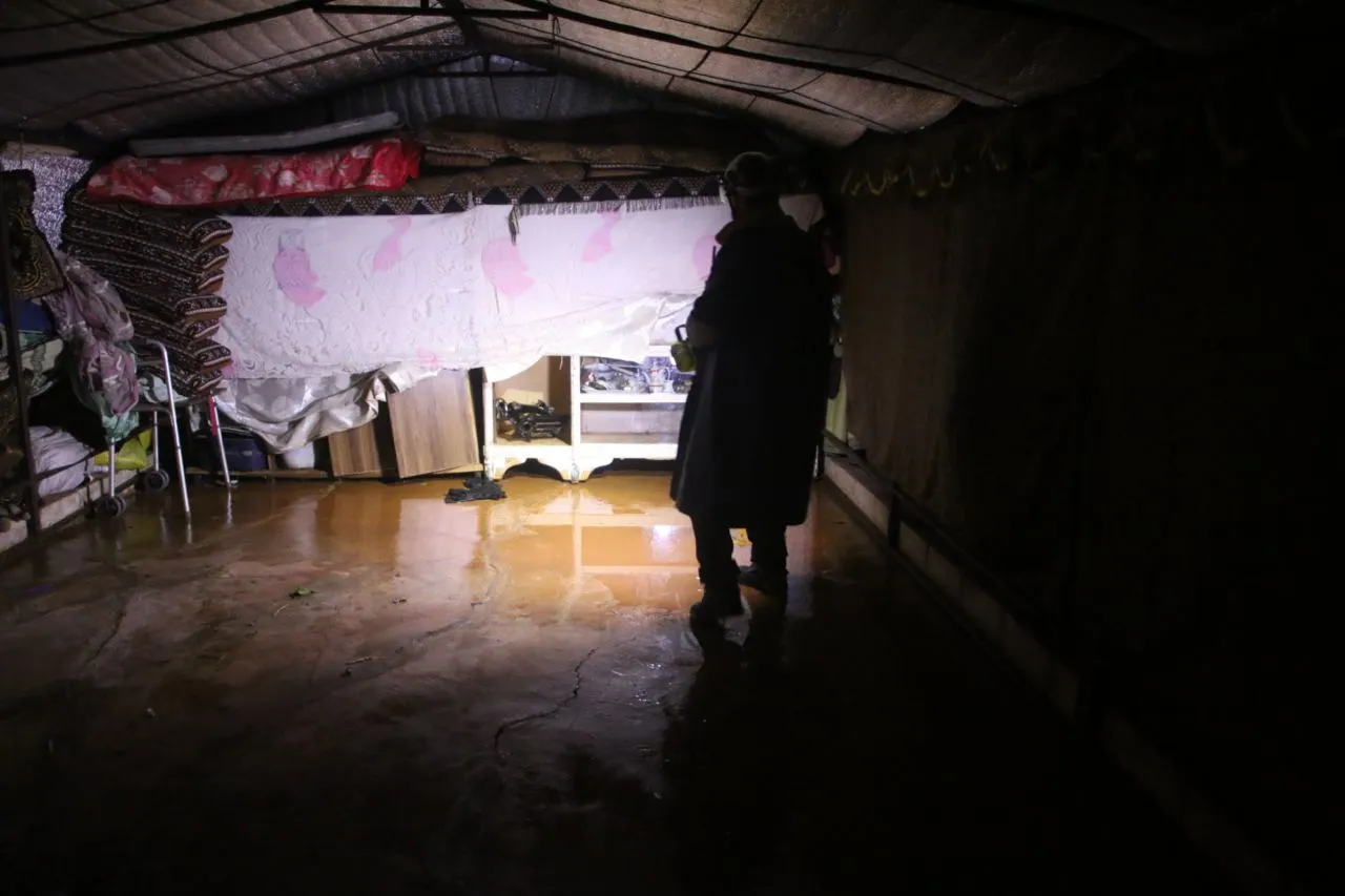 صورة لخيمة عائلة نازحة في الشمال السوري بعد دخول الأمطار إليها