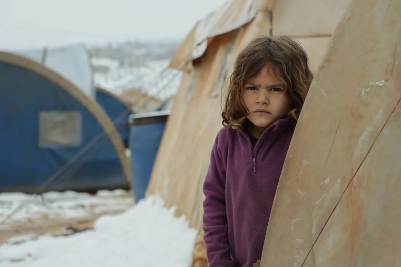 طفلة من أحد مخيمات الشمال السوري خلال العاصفة الثلجية