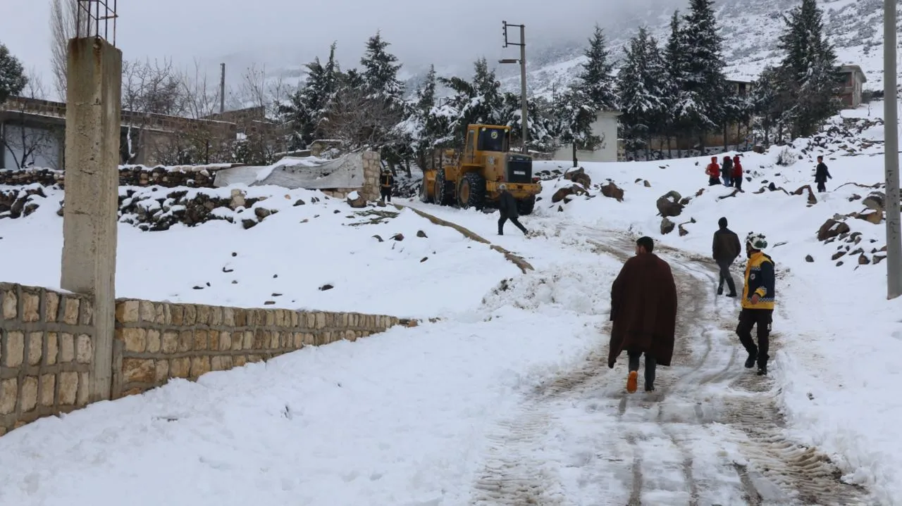 "الشتاء" ضيف ثقيل يزيد معاناة آلاف السوريين المهجرين في خيامهم 