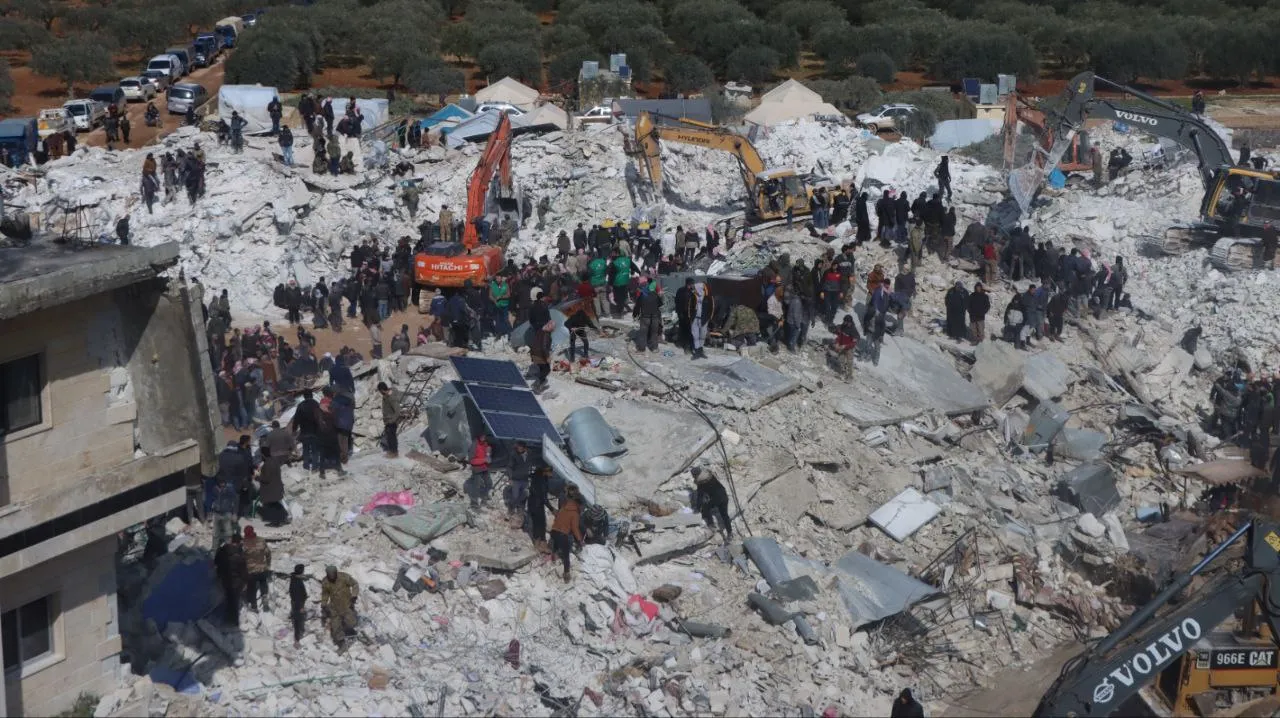 النظام يطالب برفع العقوبات مستغلاً مشاهد من كارثة الزلزال في الشمال السوري 
