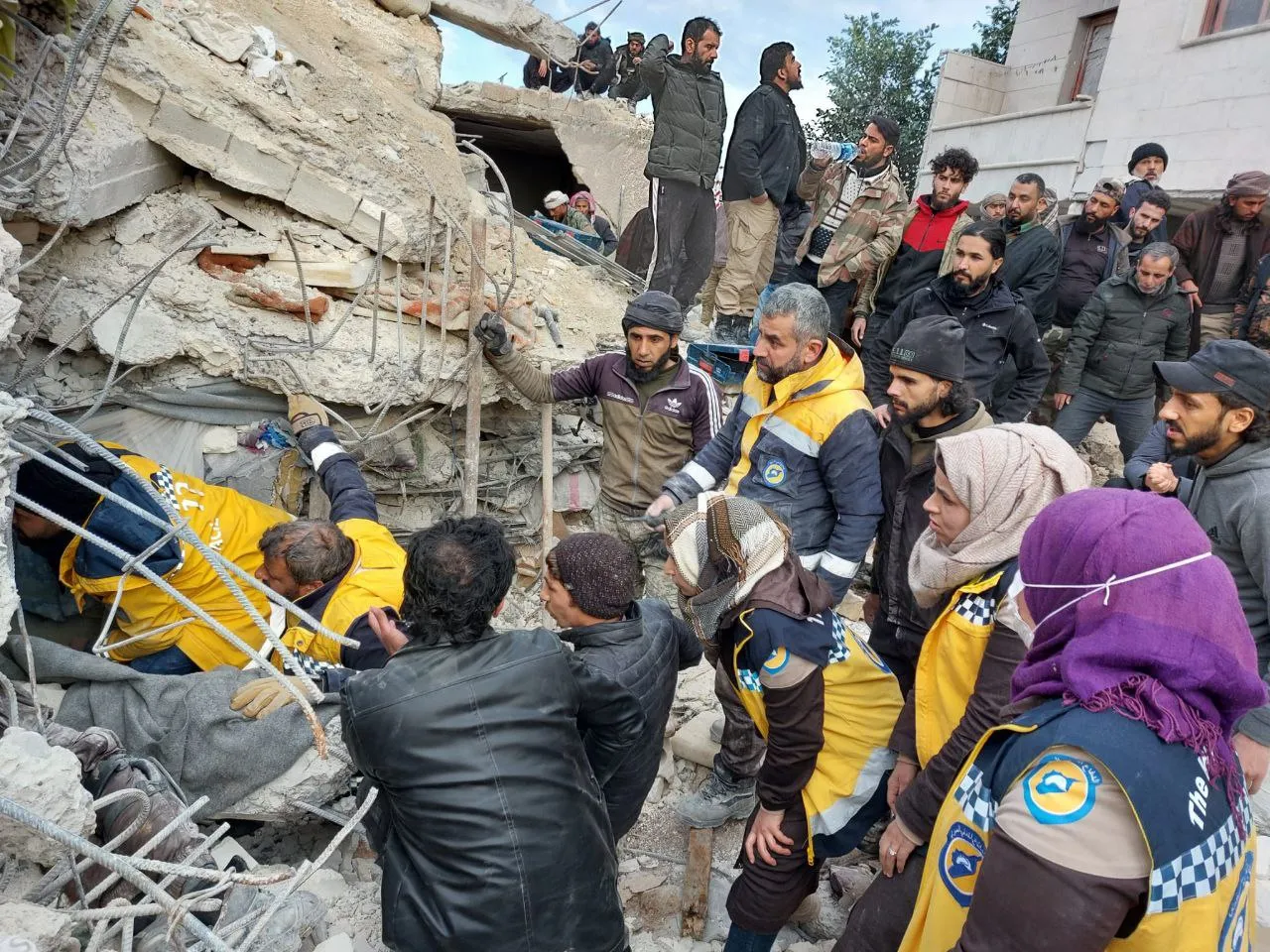 جانب من عمل فريق الدفاع المدني على إنقاذ العالقين تحت الأنقاض جراء الزلزال المدمر