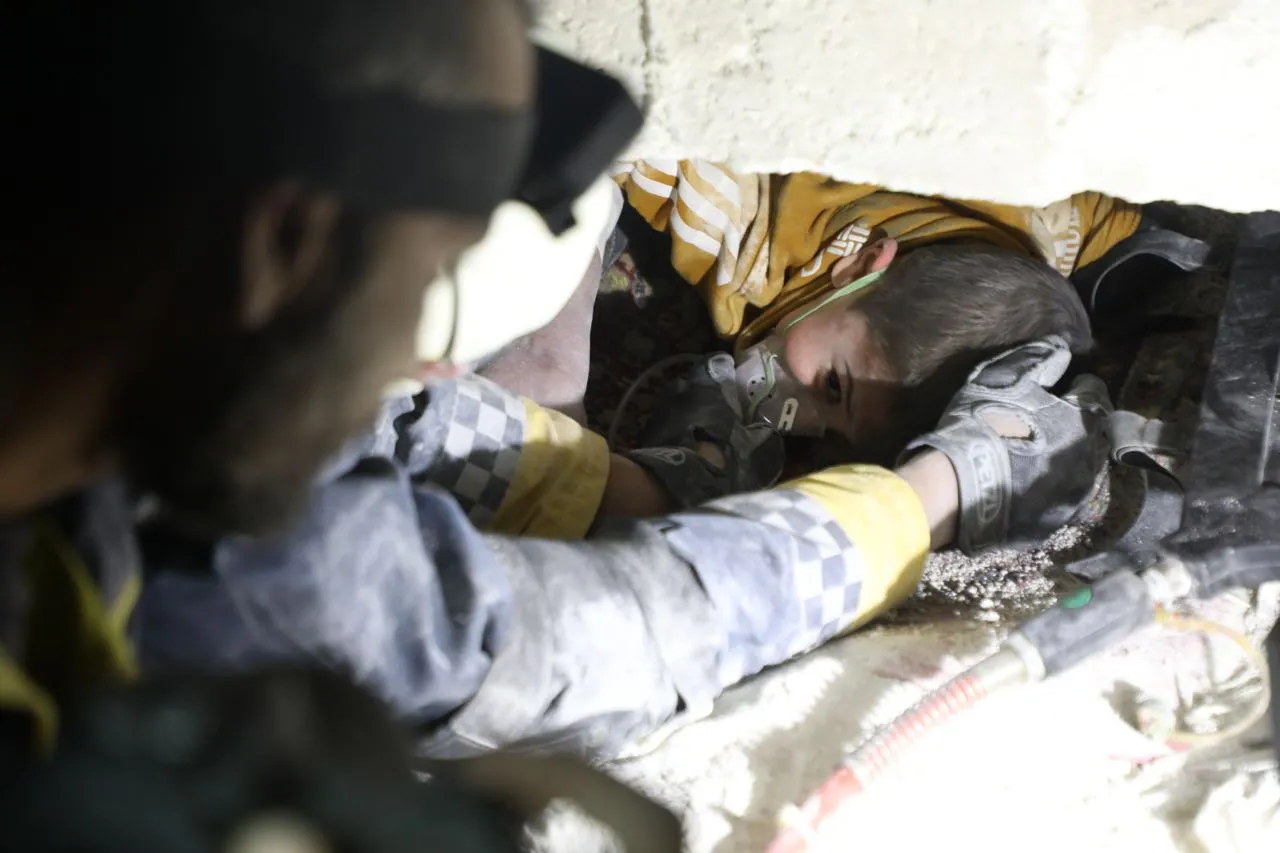 طفل عالق تحت الأنقاض خلال إسعافه من قبل الدفاع المدني
