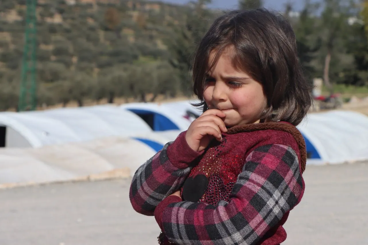 طفلة من أحد مراكز الإيواء في الشمال السوري