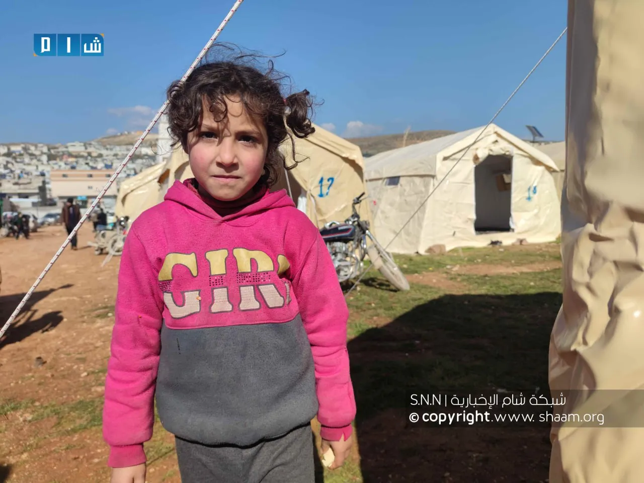 طفلة من أحد مراكز الإيواء في الشمال السوري