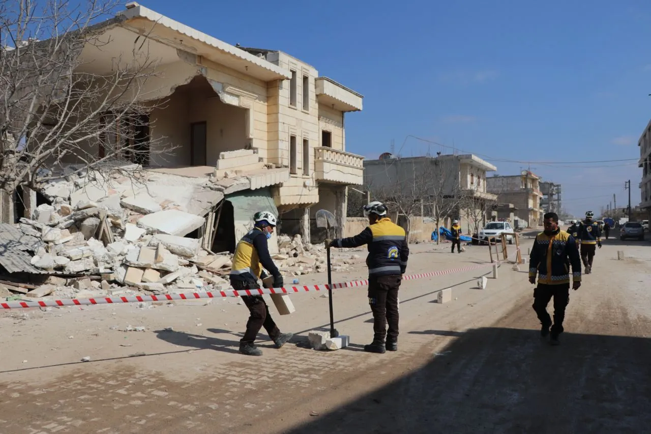 "الخوذ البيضاء" تعلن إصابة عشرات المدنيين إثر الزلزال الأخير شمالي سوريا