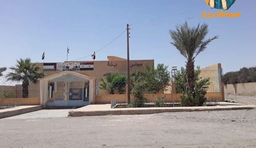على خلفية مقتل شخصين برصاص "الرابعة" .. هجوم يطال مقرات للنظام غربي دير الزور