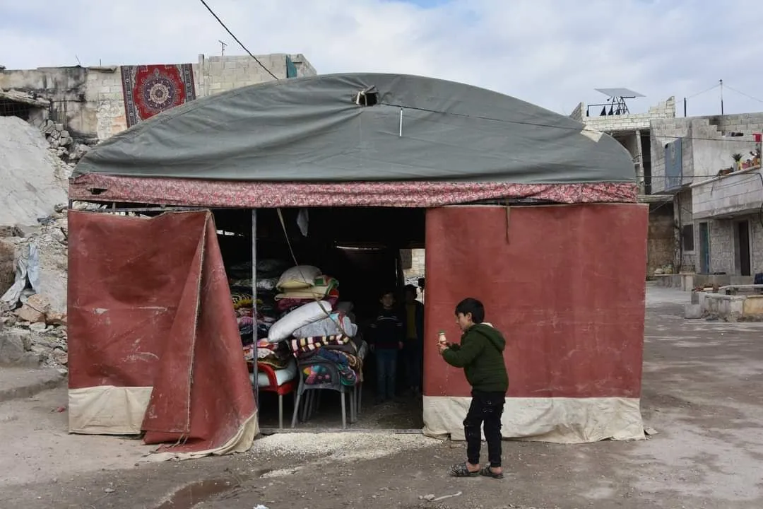 خيمة نصبها الأهالي جانب منازلهم في مدينة #الأتارب بريف خلب خشية من الزلازل