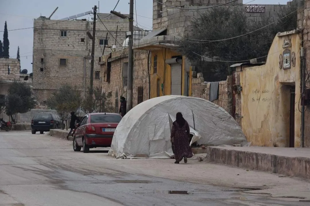 خيمة نصبها الأهالي جانب منازلهم في مدينة #الأتارب بريف خلب خشية من الزلازل
