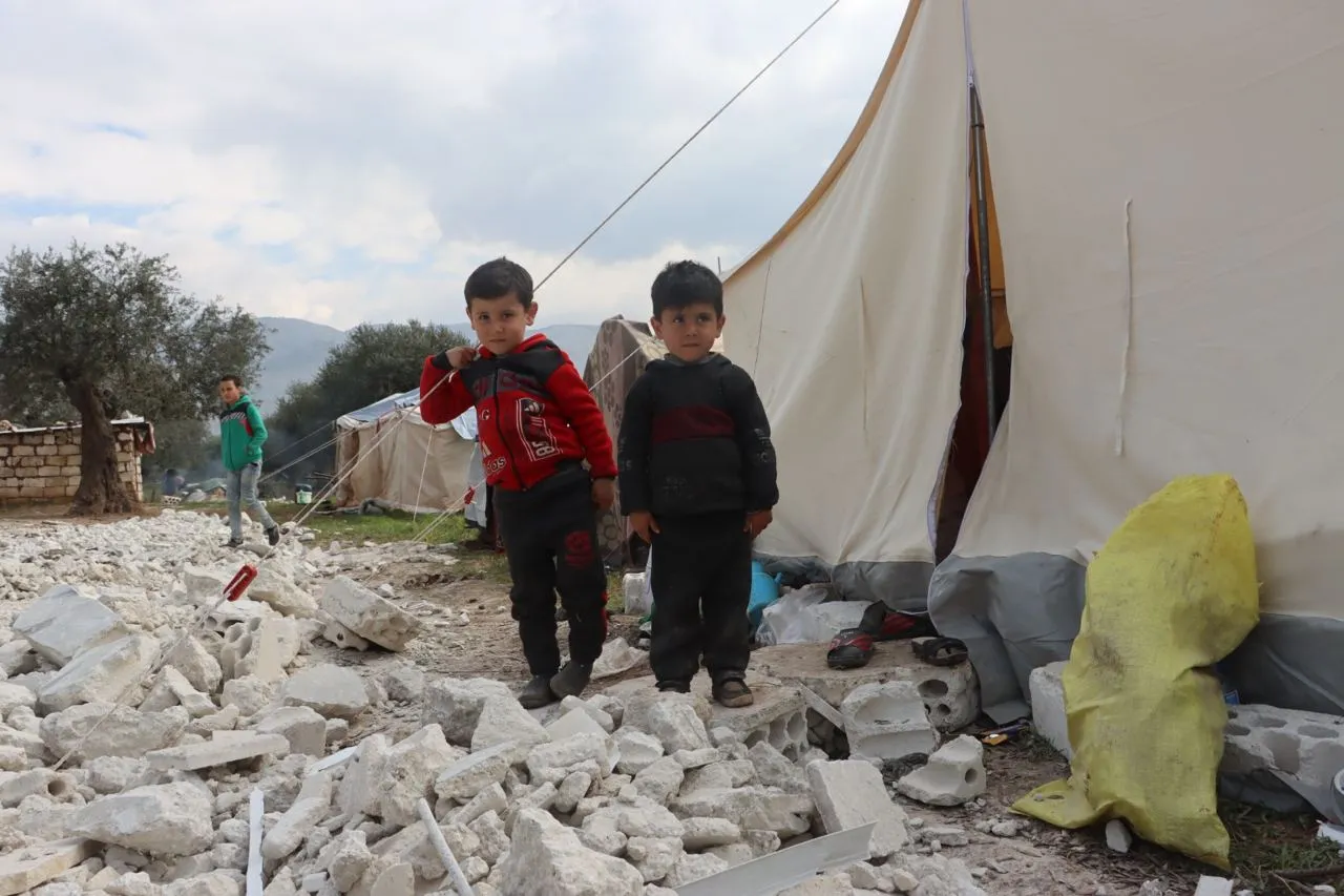 طفلين من أحد مراكز الإيواء في الشمال السوري
