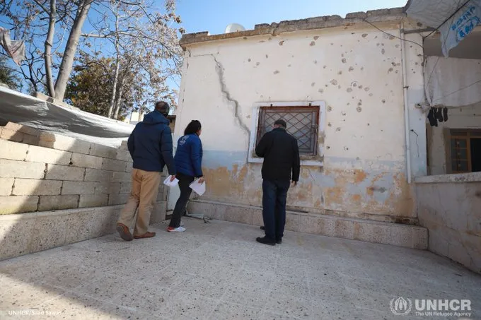 "الأمم المتحدة" تنشر صورة لمنزل "متضرر بالزلزال" عليه آثار شظايا قصف النظام..!!