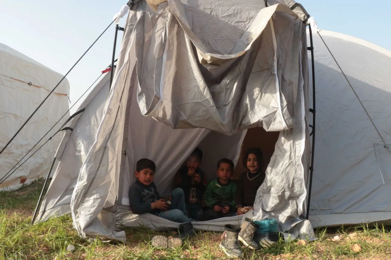 أطفال في أحدى خيم إيواء المتضررين من الزلزال في الشمال السوري