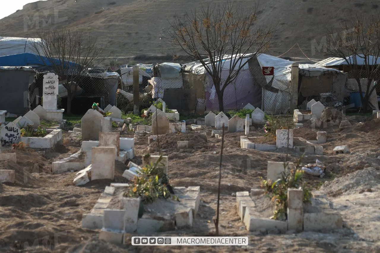 خيام عشوائية يسكن بها المتضريين من الزلزال بالقرب من قبور الضحايا الذين سقطوا جراء الزلزال الذي ضرب الشمال السوري