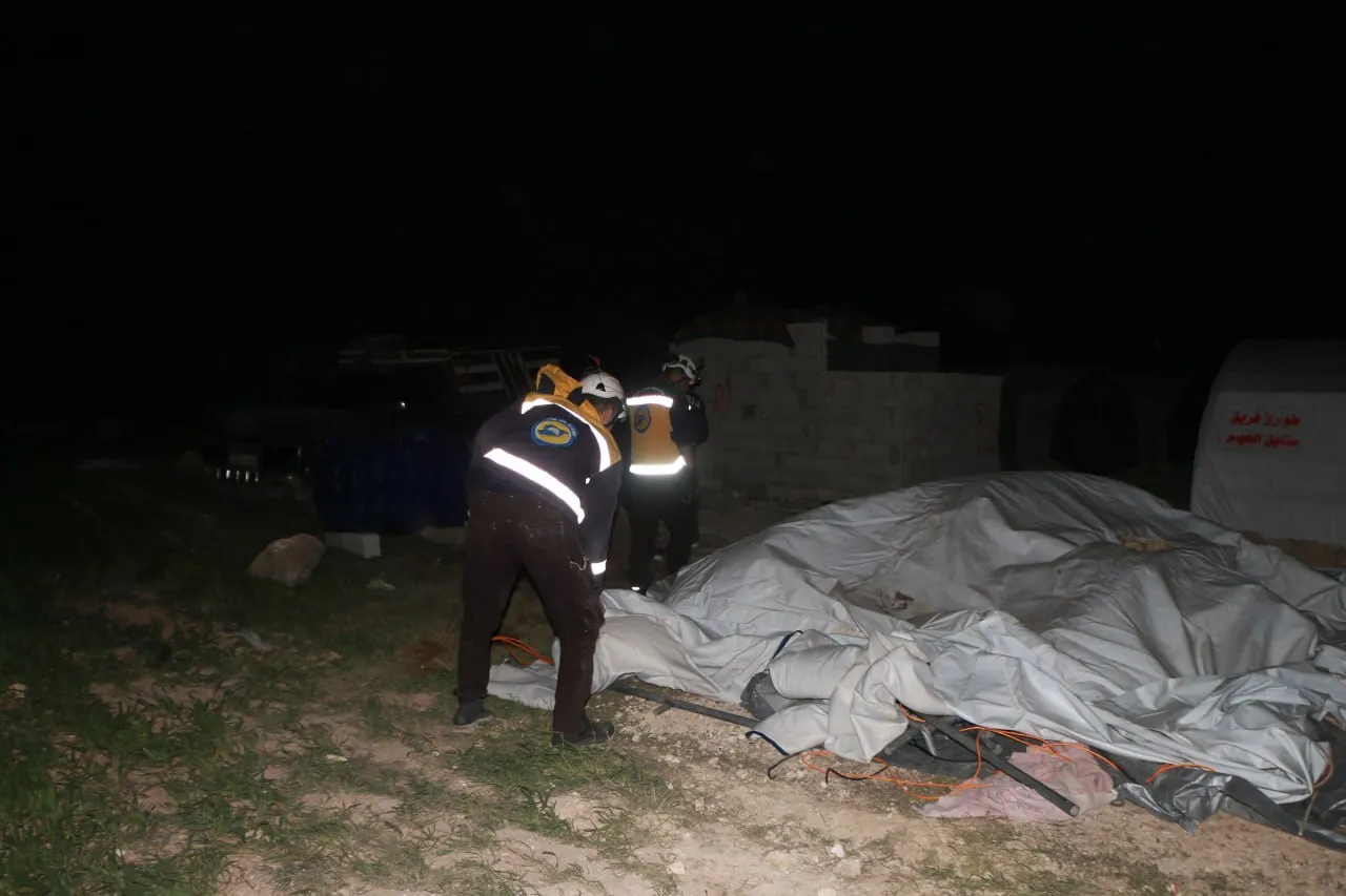 "الرياح" تُعمق معاناة الهاربين من الزلزال وتقتلع خيامهم شمالي سوريا