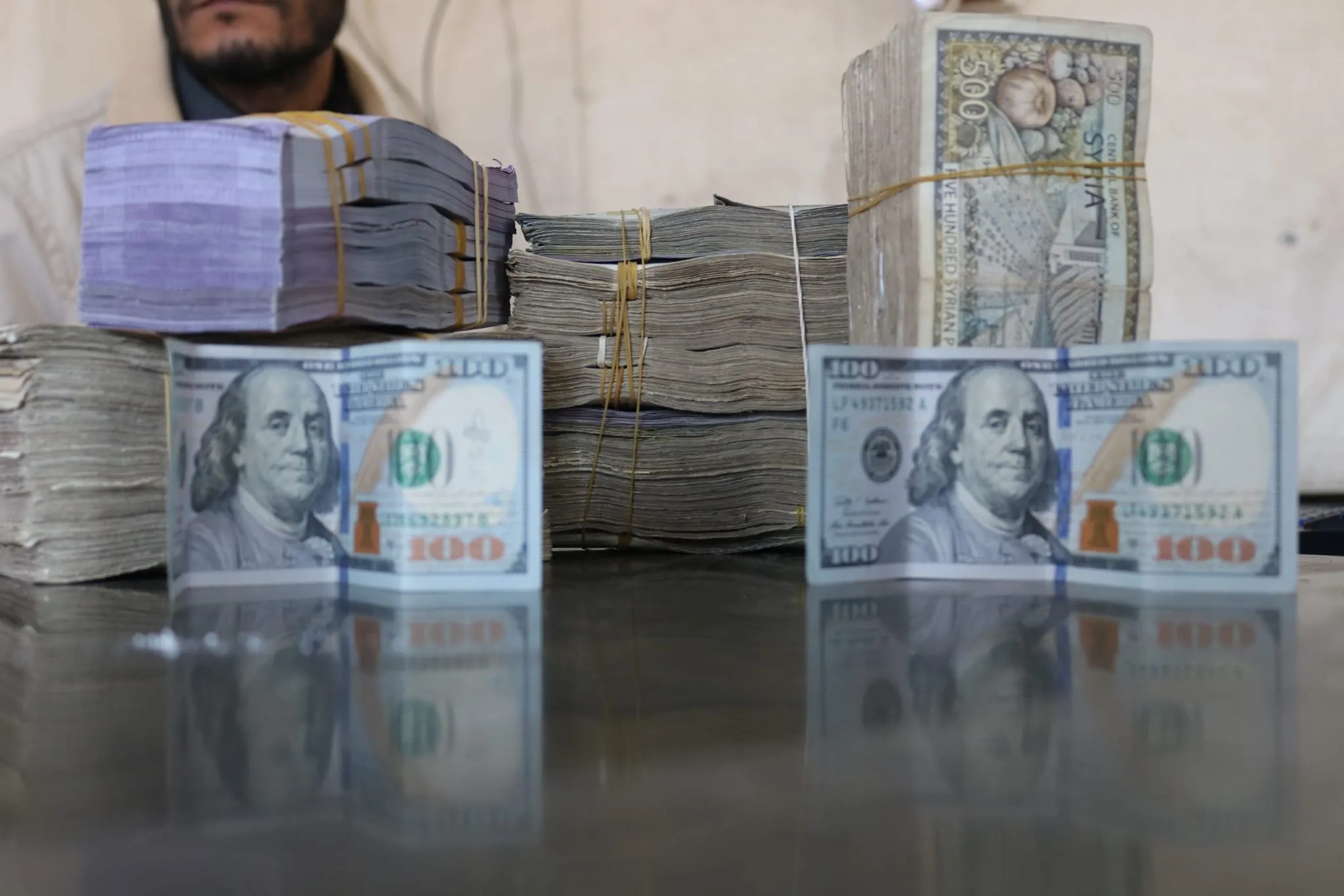 سبب تراجع قيمة الليرة السورية يعود إلى احتفاظ المصرف المركزي بكل الدولارات