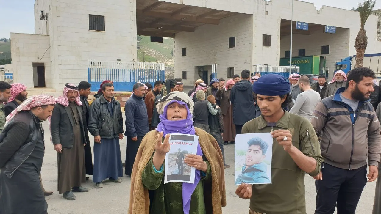 معلومات عن وفاته تعذيباً.. أهالي أحد المفقودين على الحدود يتظاهرون في باب الهوى بإدلب