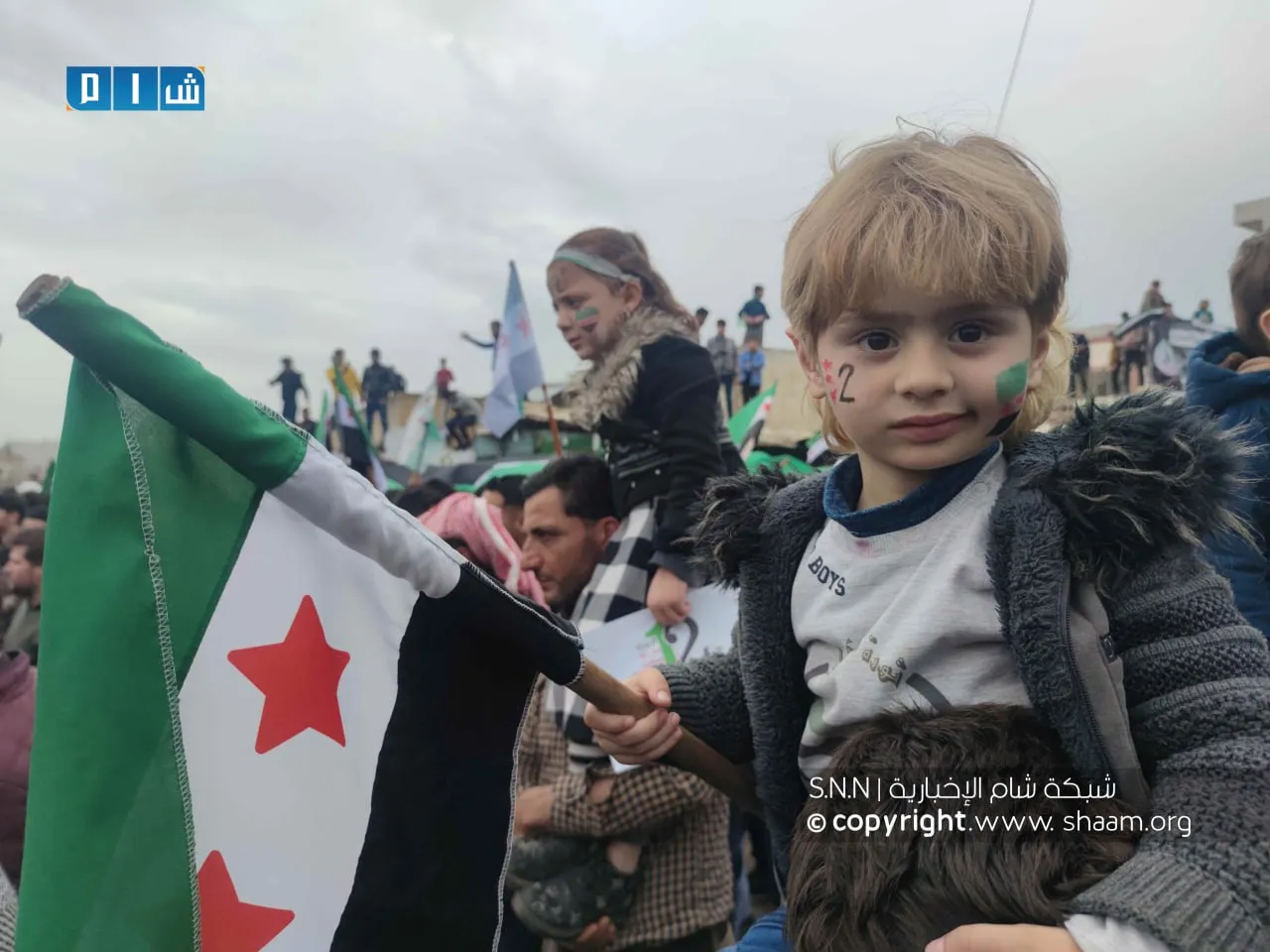 صورة طفل من مظاهرة مدينة سرمدا بريف إدلب بمناسبة الذكرى السنوية للثورة السورية