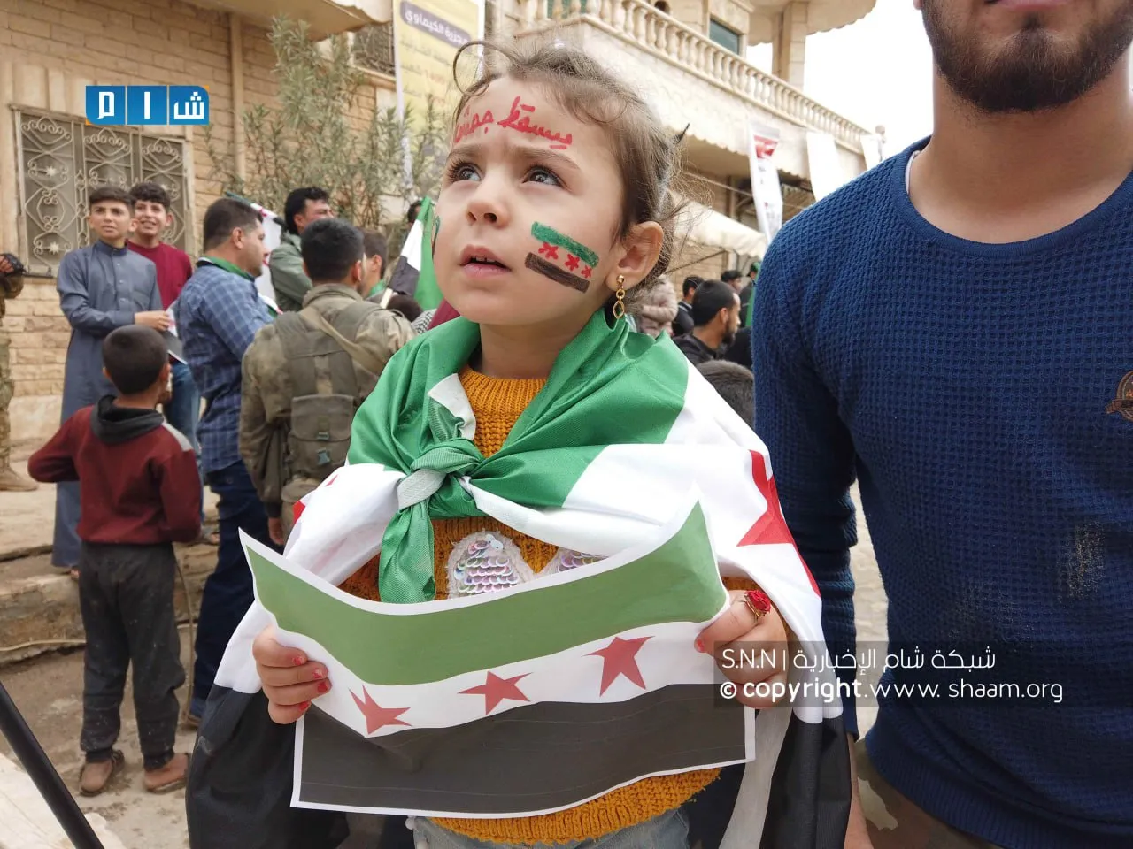 طفلة من مظاهرة مدينة جنديرس بريف حلب في الذكرى ال12 للثورة السورية