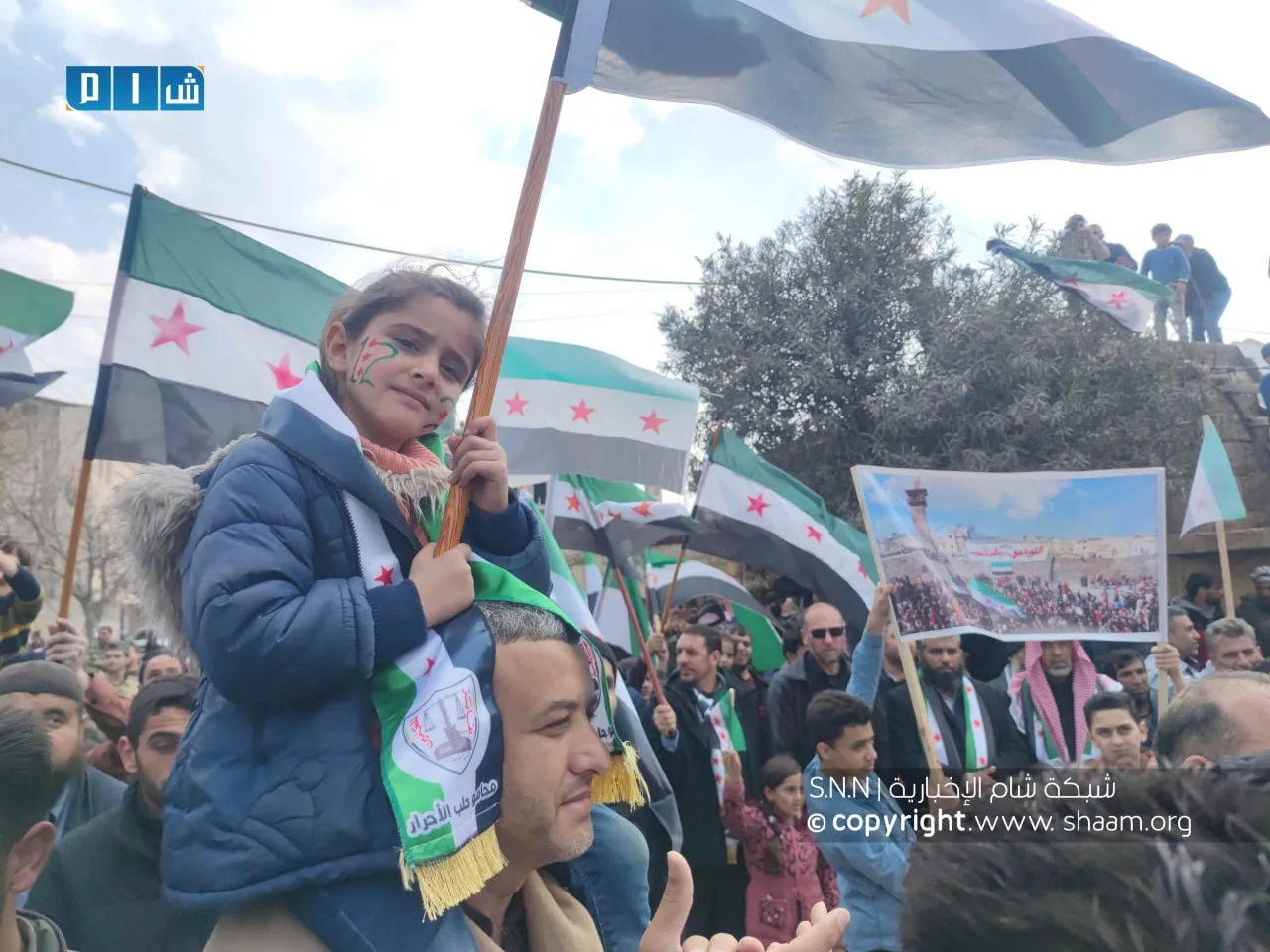 من مظاهرة مدينة جنديرس بريف حلب في الذكرى ال12 للثورة السورية