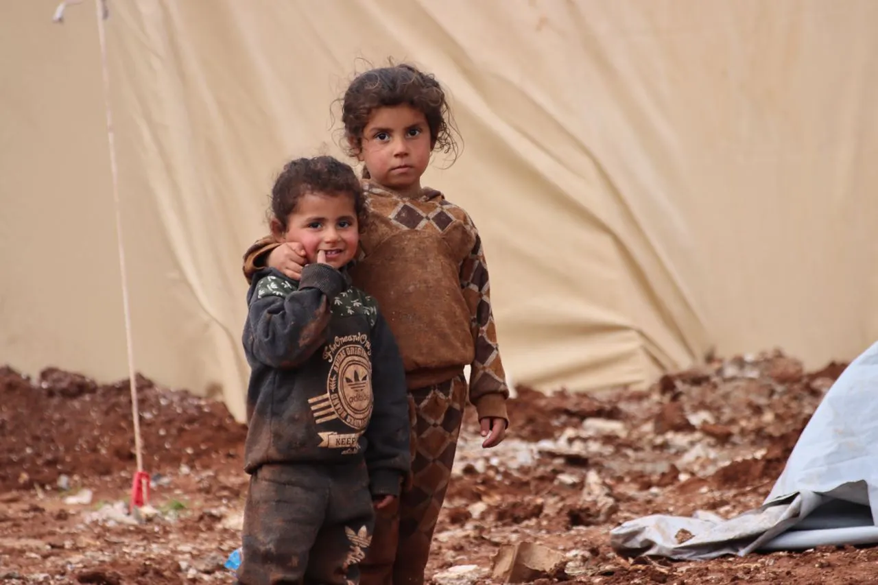طفلين في أحد مخيمات الشمال السوري