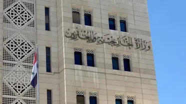 النظام يدين الغارات الأمريكية على مواقع إيران بديرالزور