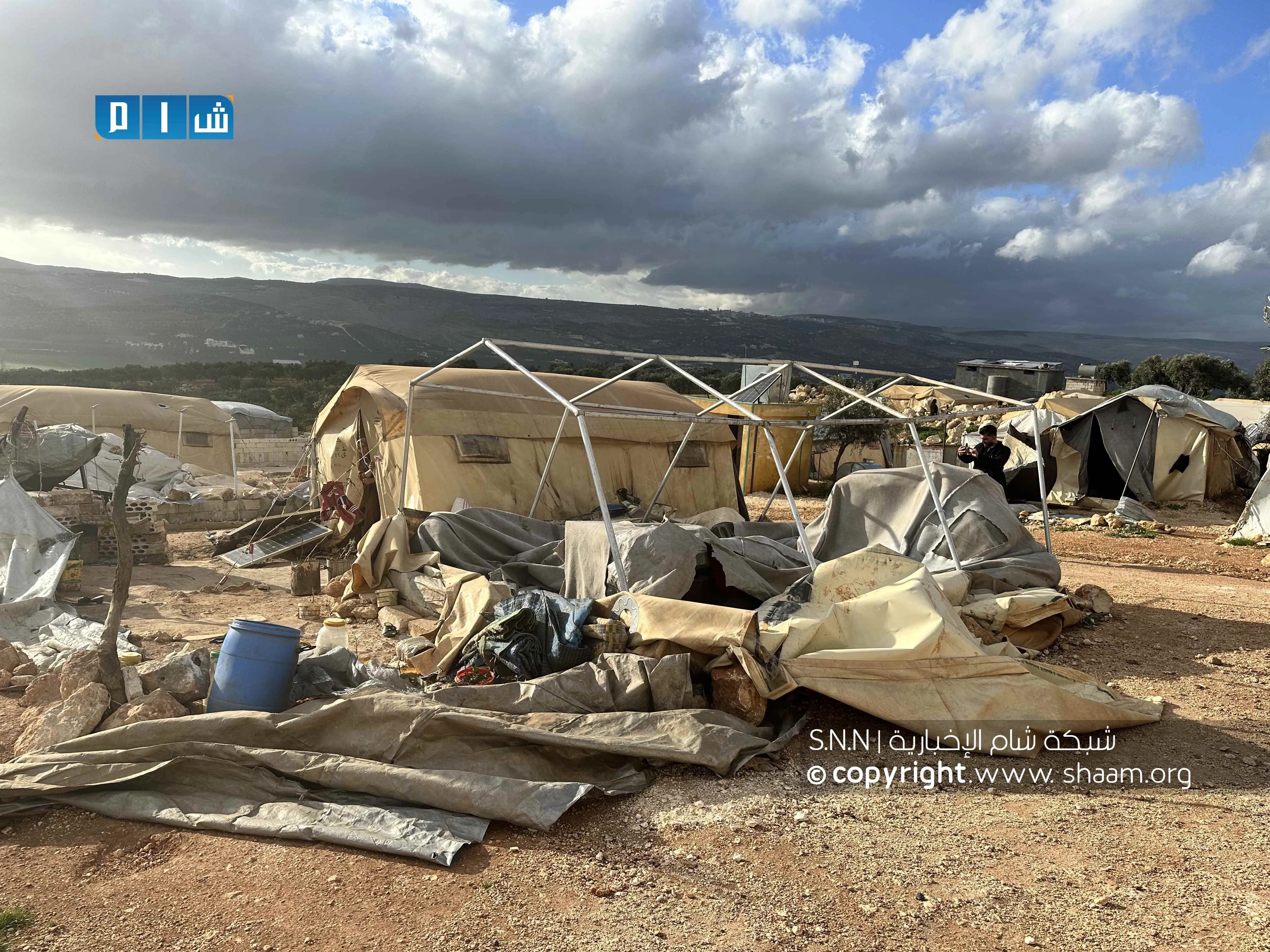 "استجابة سوريا" يوثق تضرر أكثر من 60 مخيماً للنازحين جراء العاصفة