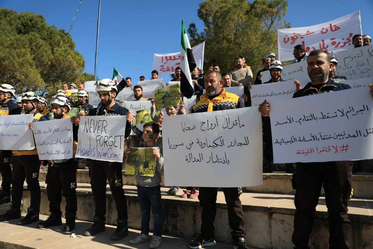  متطوعون من الدفاع المدني السوري في وقفة بمدينة إدلب، للتذكير بمجزرة الكيماوي التي ارتكبها نظام الأسد في مدينة خان شيخون