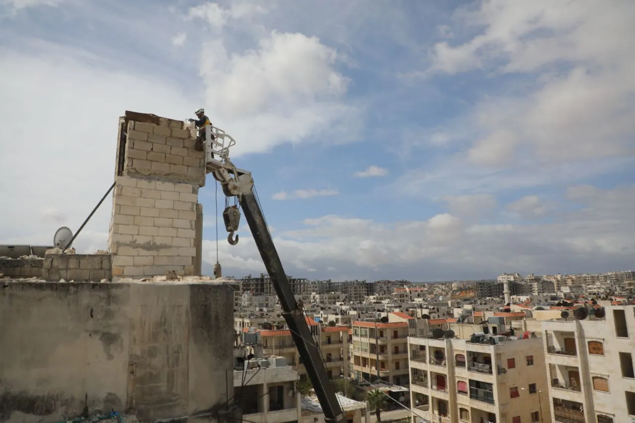 استمرار أعمال إزالة مخاطر الأبنية المتصدعة جراء الزلزال وإزالة أنقاضها لمساعدة المدنيين في مواصلة حياتهم.