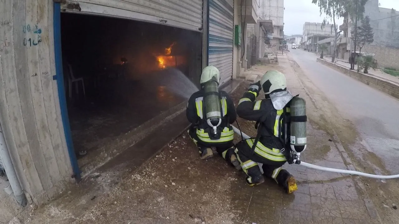 جانب من عمل الدفاع المدني على إخماد حريق بريف إدلب