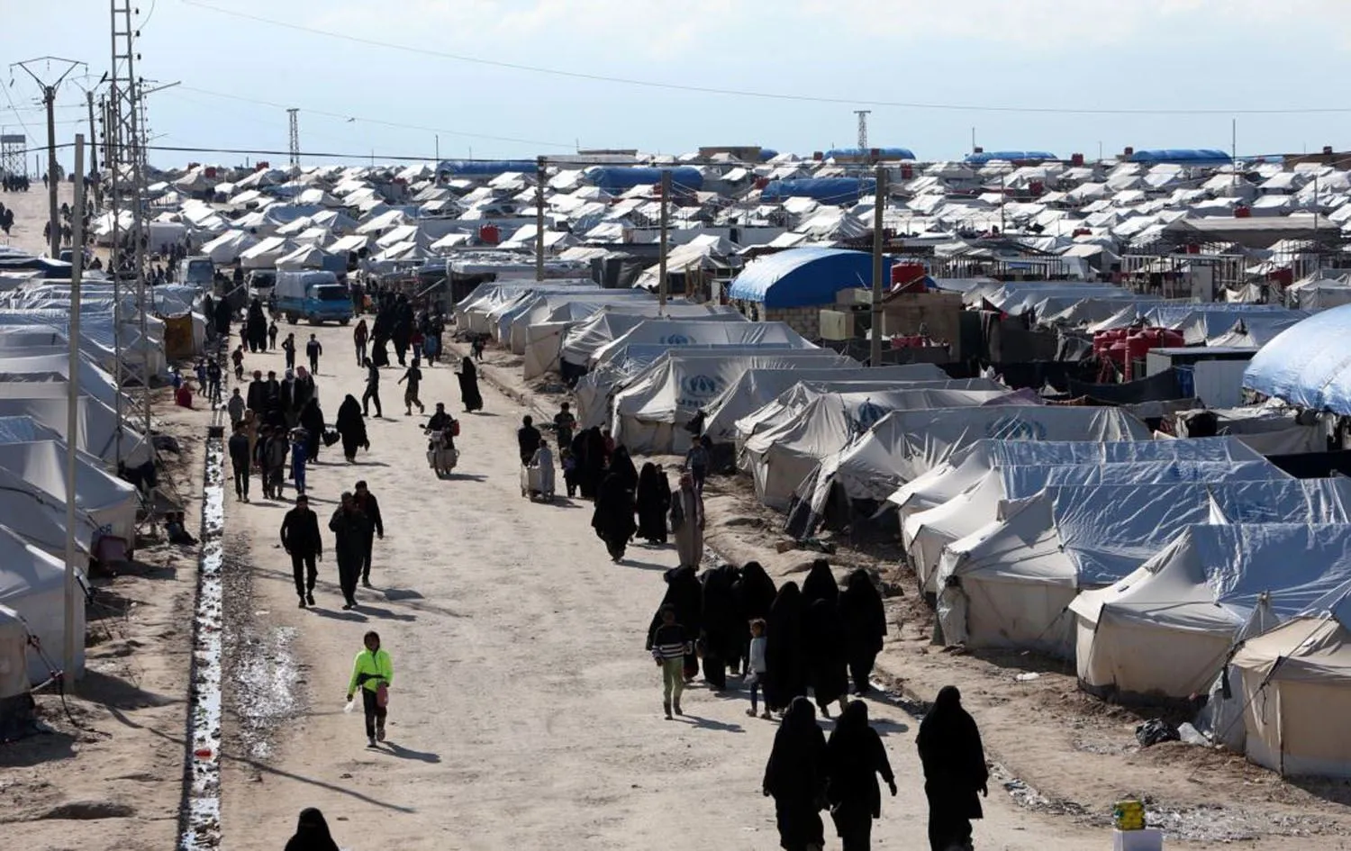 "الإدارة الذاتية": إعادة الرعايا الأجانب من مخيمات الهول والروج "تجري ببطء كبير"