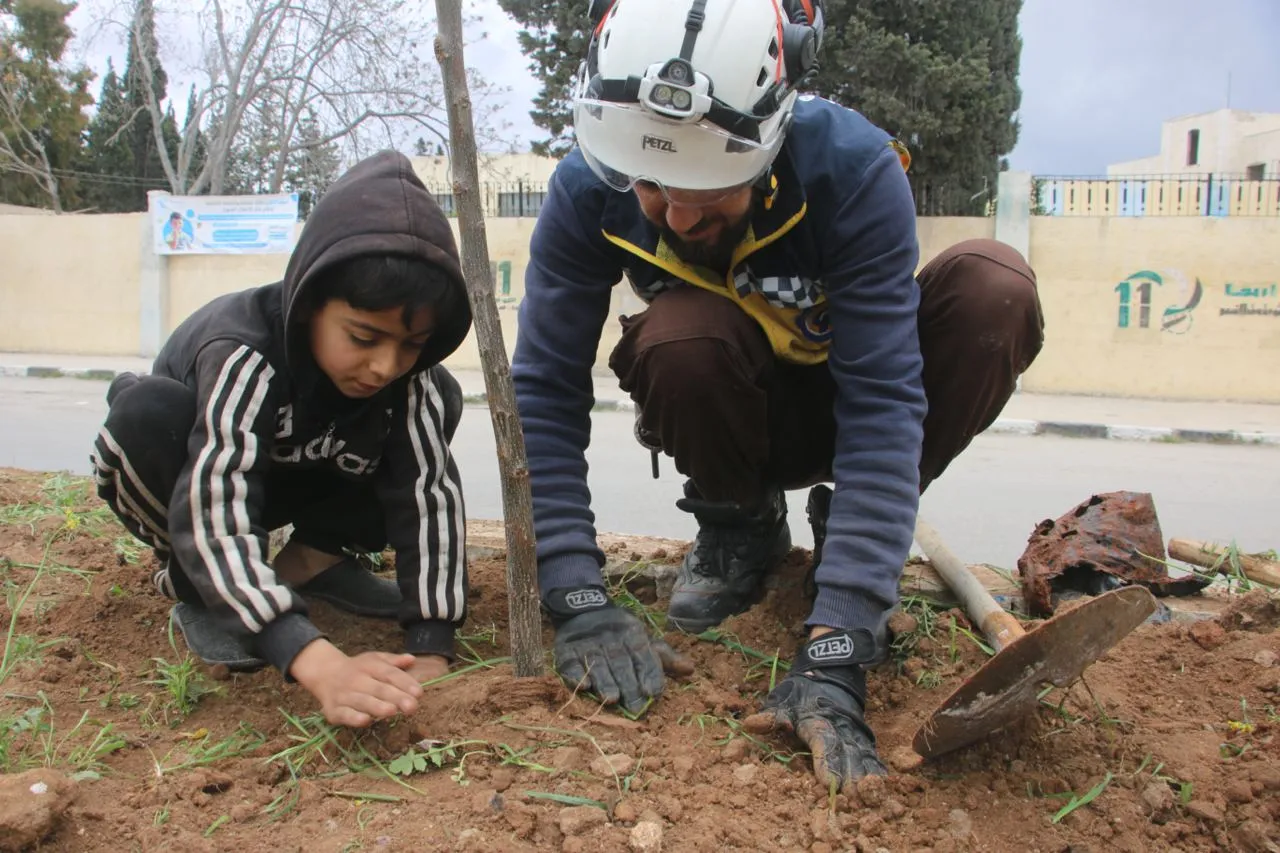 طفل ومتطوع من الدفاع المدني في مدينة أريحا بريف إدلب