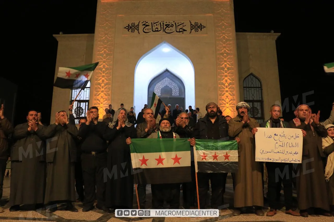 وقفة احتجاجية في مدينة الباب بريف حلب تنديدًا بقرارات الدول العربية التي تسعى إعادة العلاقات مع نظام الأسد