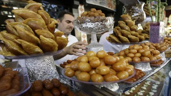 مطالباً عدم التذمر من الأسعار .. مسؤول يقدر تراجع مبيعات الحلويات في سوريا