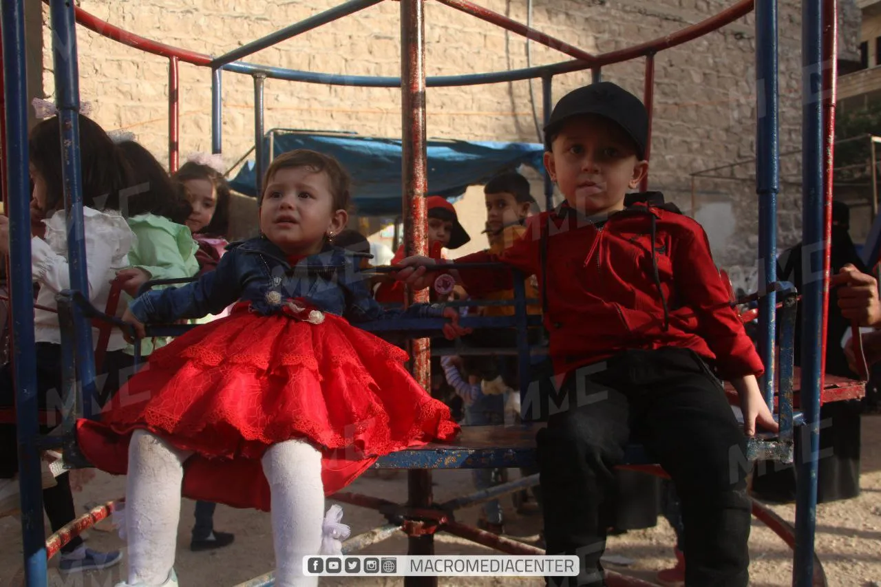 طفلان في مدينة أريحا بريف إدلب