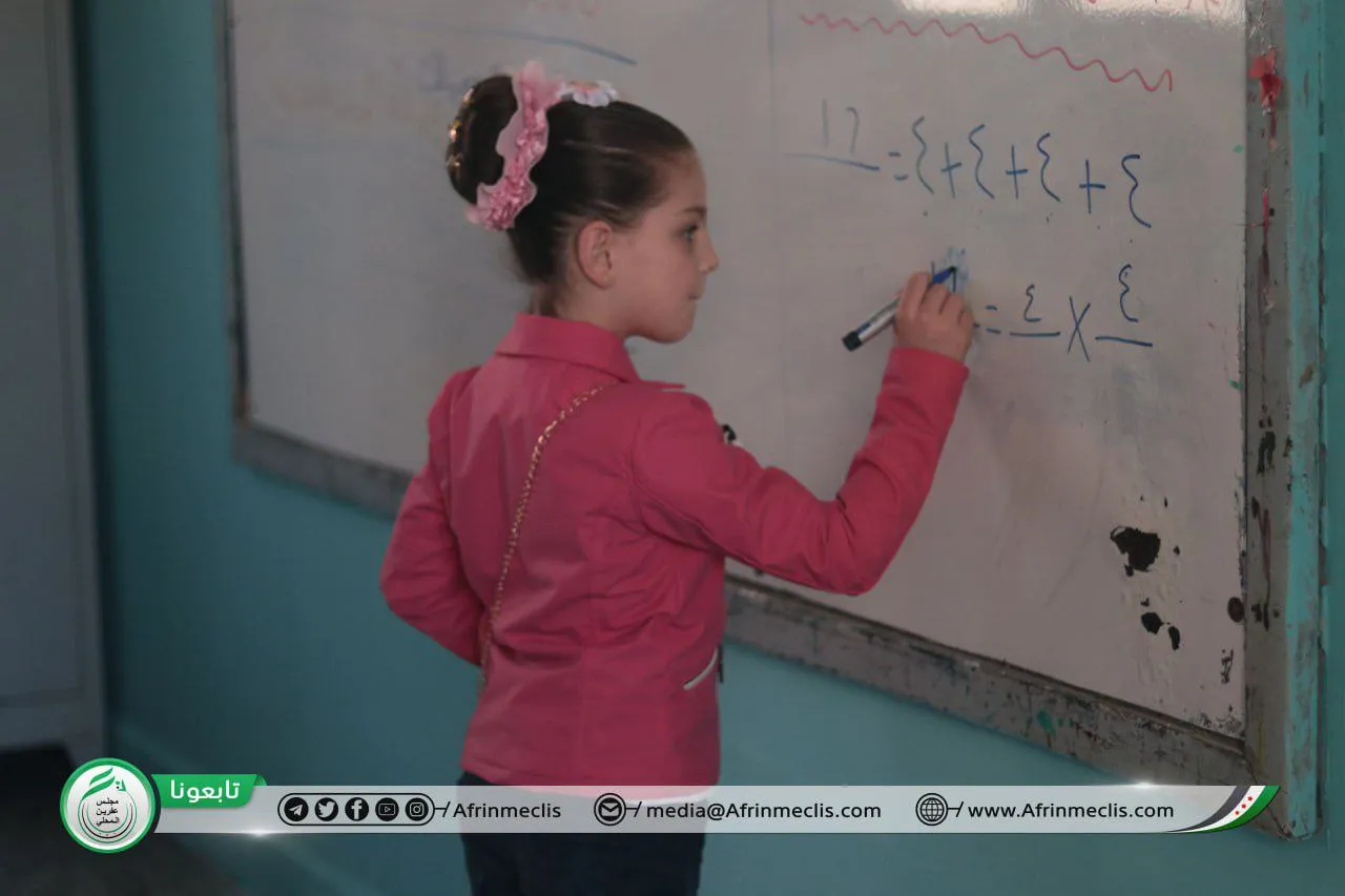 طفلة في مدرسة بمدينة عفرين بريف حلب