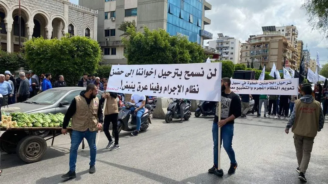 احتجاجات في مدينة طرابلس اللبنانية رفضاً لترحيل اللاجئين السوريين إلى مناطق سيطرة نظام الأسد.