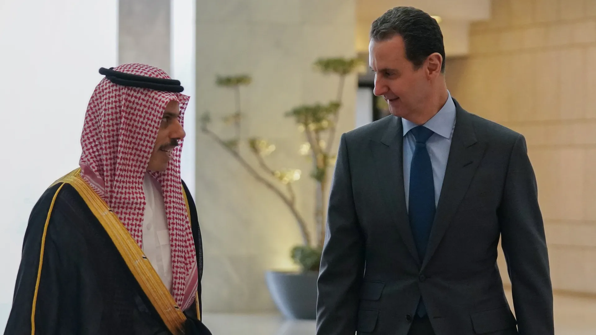 المجرم بشار الأسد مع وزير خارجية السعودية 