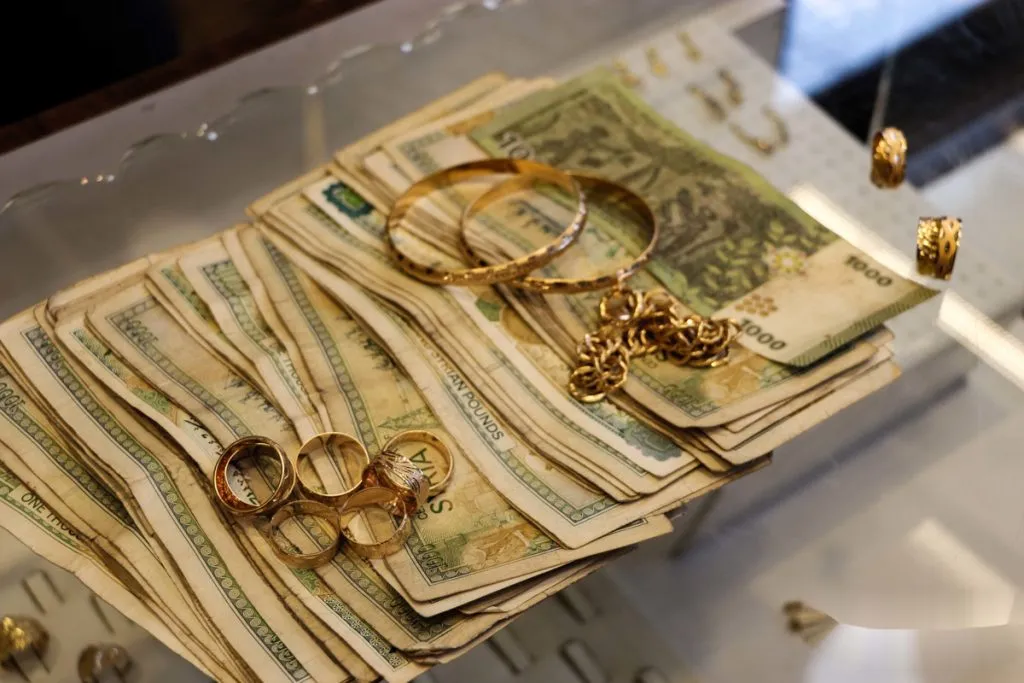 غرام الذهب يقترب من نصف مليون والدولار يتخطى الـ 9 آلاف ليرة بهبوط تاريخي